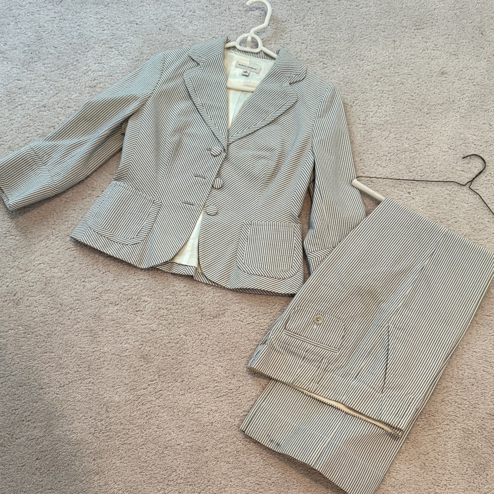 Banana Republic women’s Blue and White Seer sucker 2 piece suit